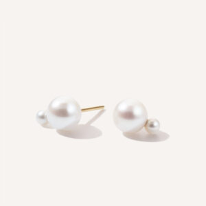 brinco de pino minimalista feito à mão em ouro 18k com duas pérolas brancas naturais de diferentes tamanhos