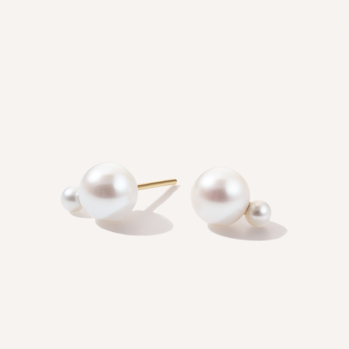 brinco de pino minimalista feito à mão em ouro 18k com duas pérolas brancas naturais de diferentes tamanhos