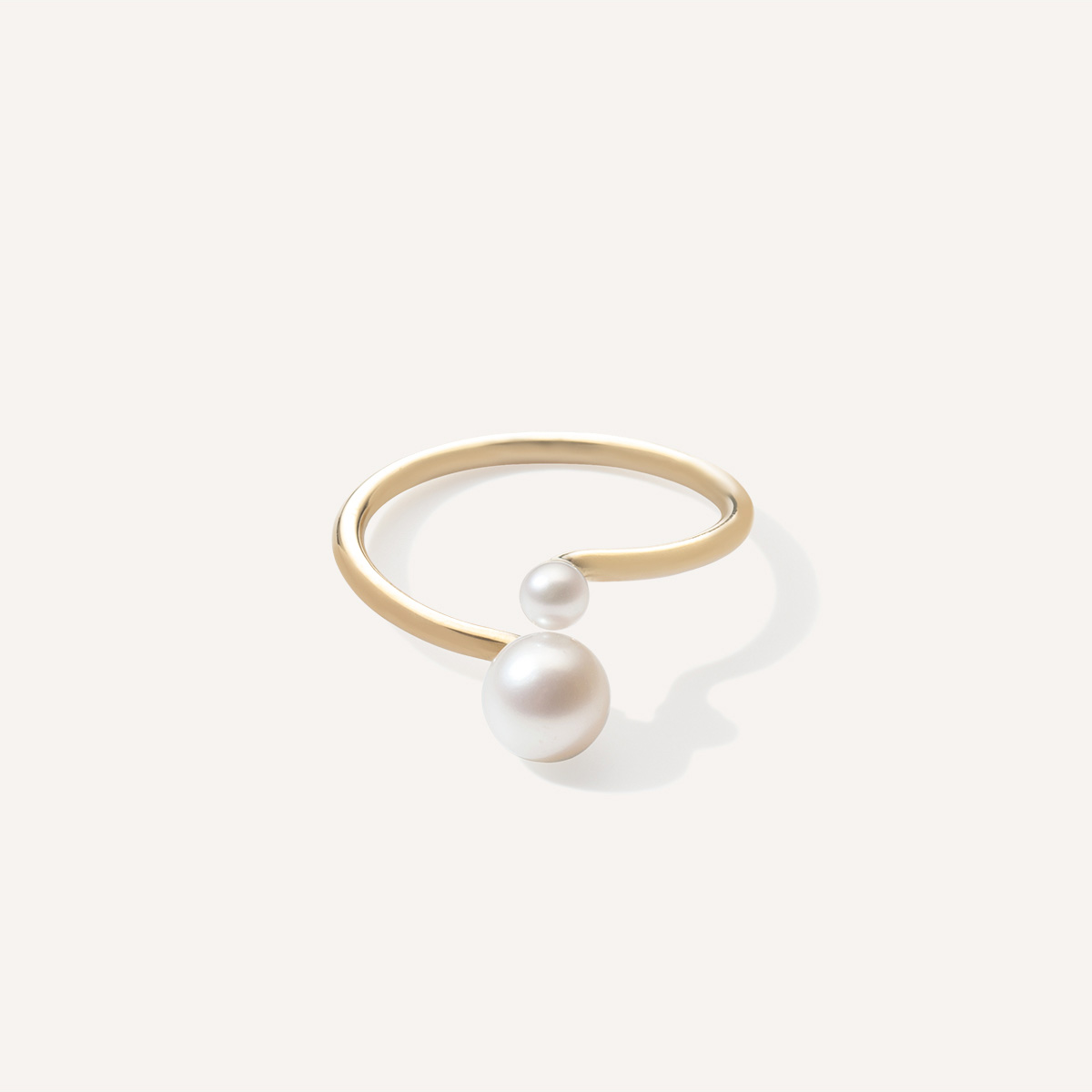 anel de ouro 18k com duas pérolas naturais sobre fundo branco