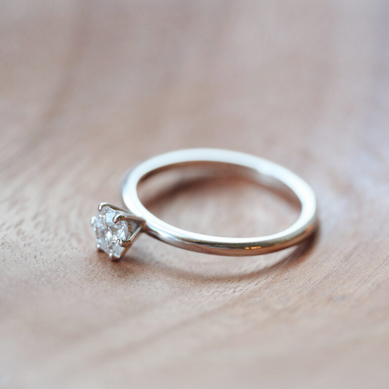 Anel solitário minimalista com diamantes de 40p em ouro 18k