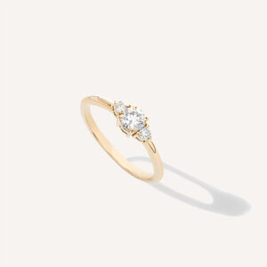 Anel de noivado minimalista e feito a mão em ouro 18k com três diamantes