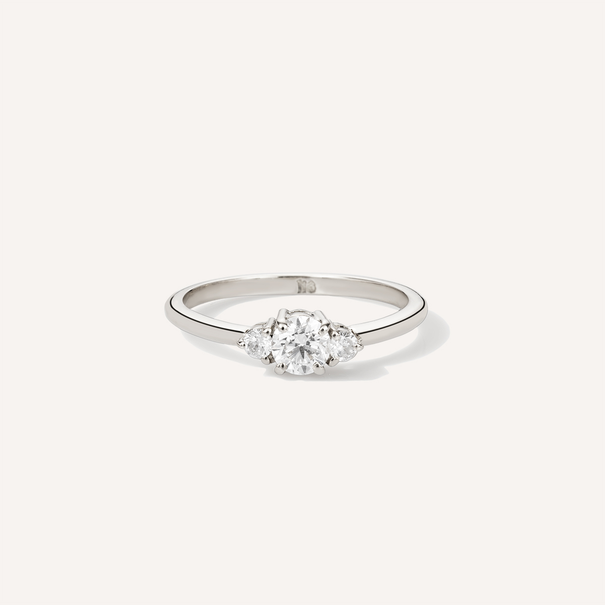 Anel de noivado minimalista e feito a mão em ouro 18k com três diamantes