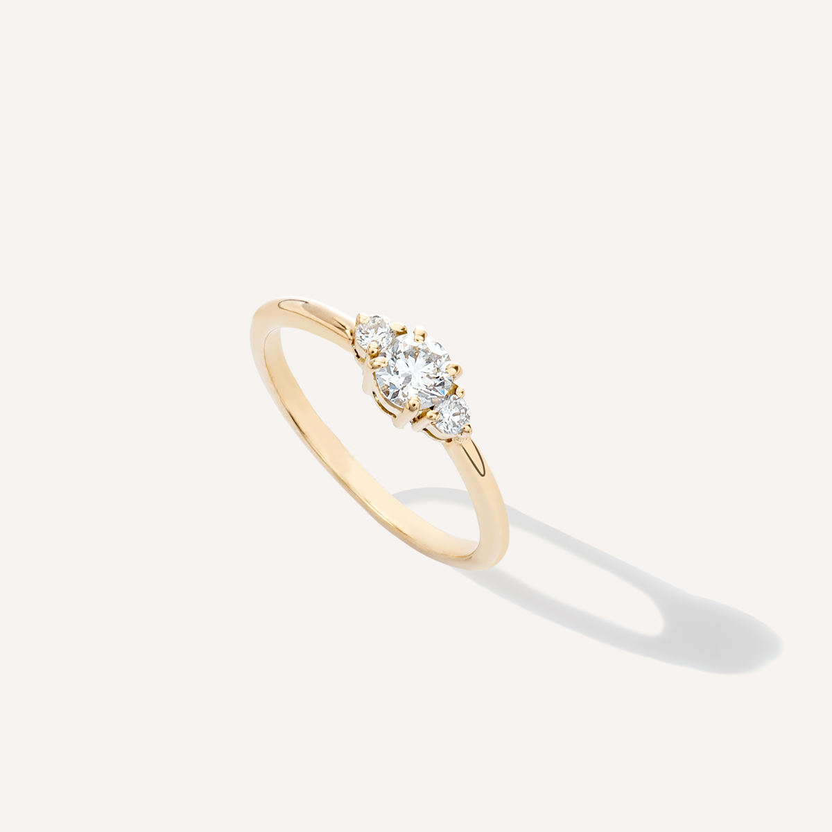 Anel de noivado minimalista e feito a mão em ouro 18k com três diamantes