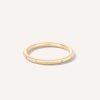 Aliança de aro redondo 1,8mm minimalista com diamantes feita a mão em ouro 18k para casamentos sobre fundo branco