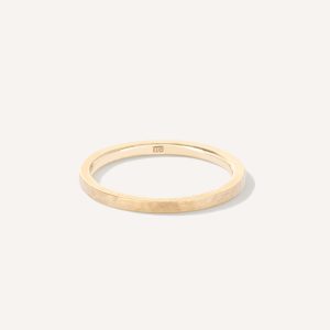 aliança de aro martelado de formato quadrado e minimalista feita à mão em ouro 18k para casamentos