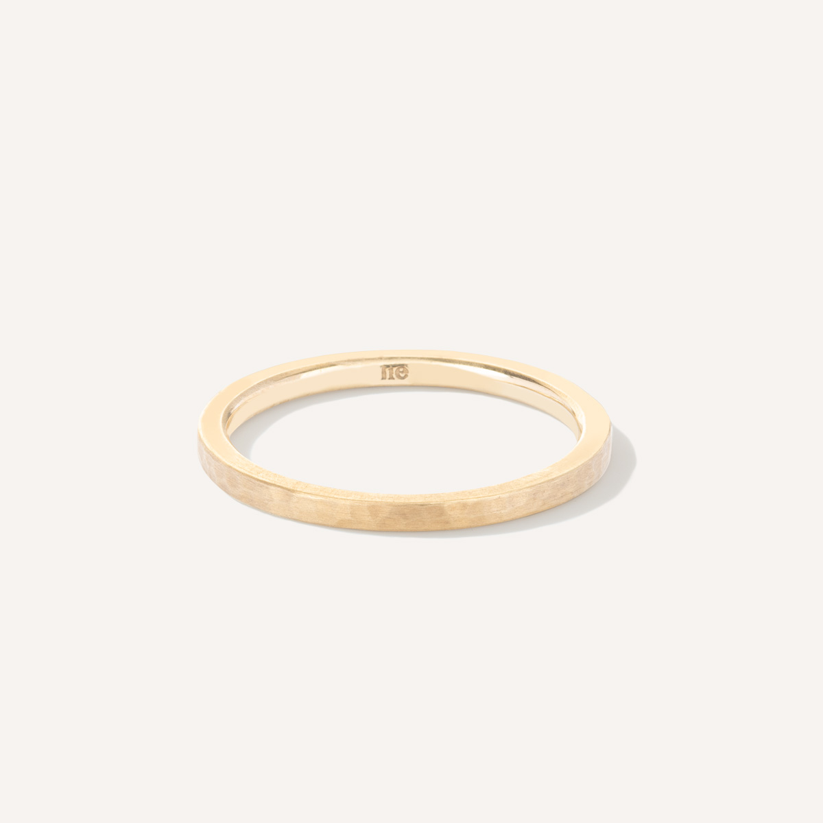 aliança de aro martelado de formato quadrado e minimalista feita à mão em ouro 18k para casamentos