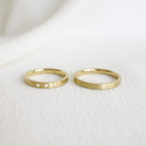 Par de Alianças de 2,5mm minimalistas de textura martelada feitas a mão em ouro 18k sobre tecido branco