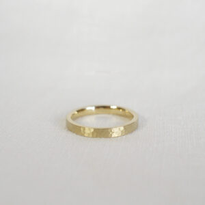 Aliança minimalista de 2,5mm de textura martelada feita a mão em ouro 18k