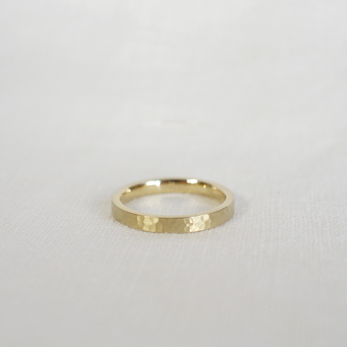 Aliança minimalista de 2,5mm de textura martelada feita a mão em ouro 18k