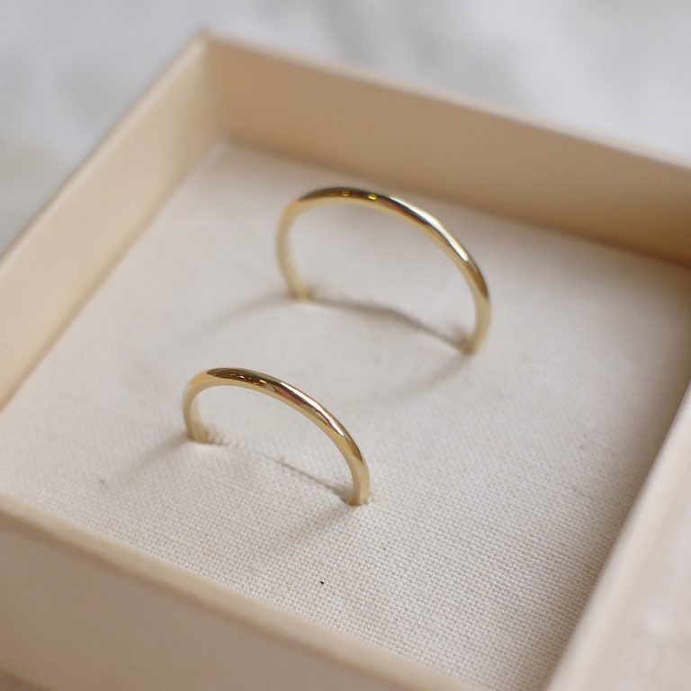 par de alianças minimalistas de aro fino com acabamento polido em ouro 18k
