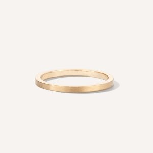aliança de aro fosco de formato quadrado e minimalista feita à mão em ouro 18k para casamentos