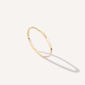 Aliança minimalista martelada feita a mão em ouro 18k sobre fundo branco