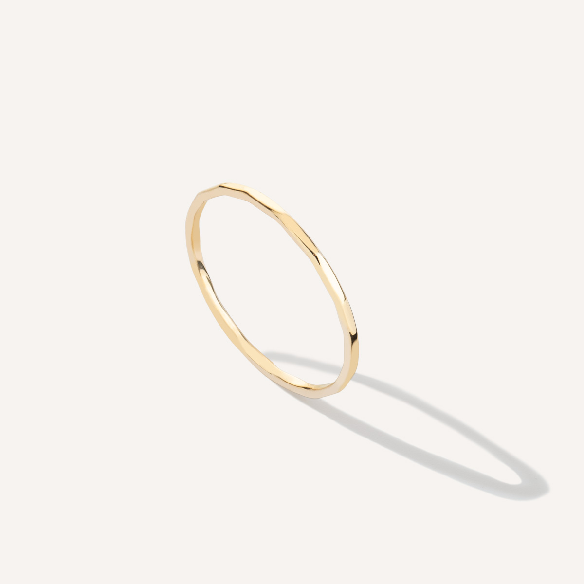 Aliança minimalista martelada feita a mão em ouro 18k sobre fundo branco