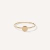 Anel minimalista de aro fino feito a mão em ouro 18k com disco na frente