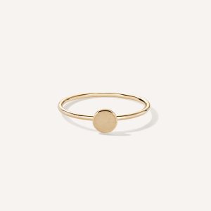 Anel minimalista de aro fino feito a mão em ouro 18k com disco na frente