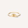 anel minimalista feito em ouro 18k com meia lua martelada
