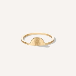 anel minimalista feito em ouro 18k com meia lua martelada