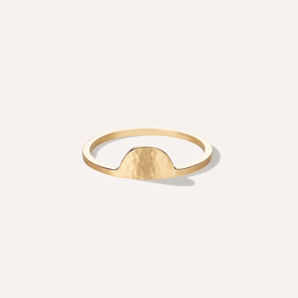 anel minimalista feito em ouro 18k com meia lua martelada