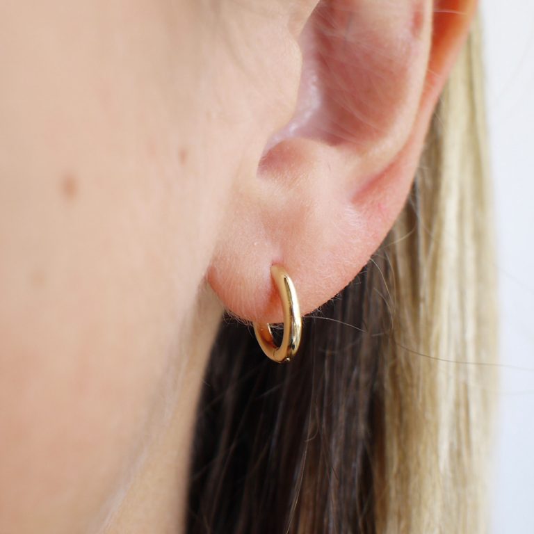 Brinco minimalista de Argola redonda delicada feita a mão em ouro 18k