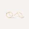 Brinco minimalista em forma de círculo vazado feito a mão em ouro 18k com textura martelada