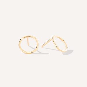 Brinco minimalista em forma de círculo vazado feito a mão em ouro 18k com textura martelada