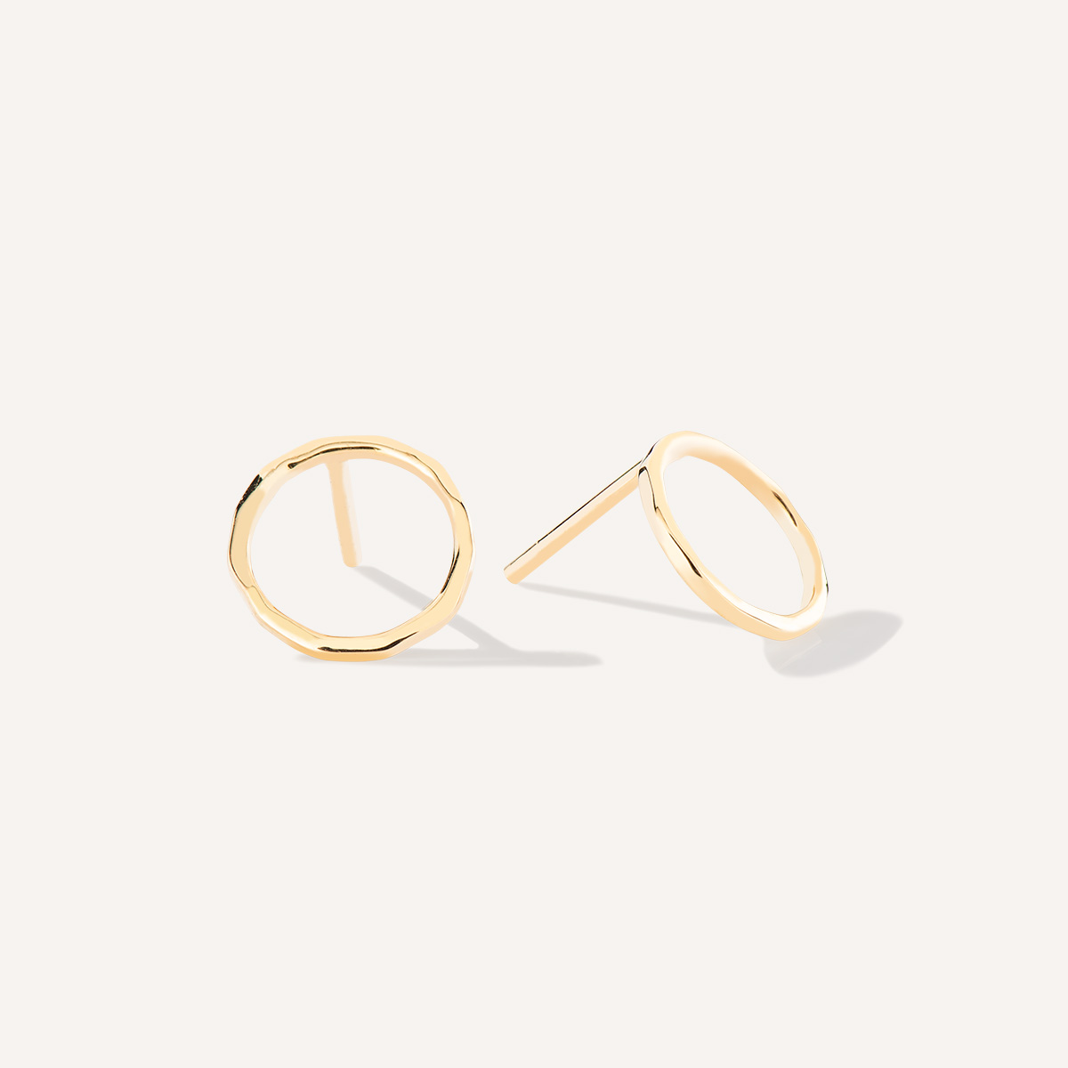 Brinco minimalista em forma de círculo vazado feito a mão em ouro 18k com textura martelada