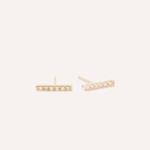 Brinco cravejado de formato reto como uma barrinha minimalista feito a mão em ouro 18k