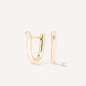 Brinco minimalista delicado feito a mão em ouro 18k em forma de V com diamante na ponta