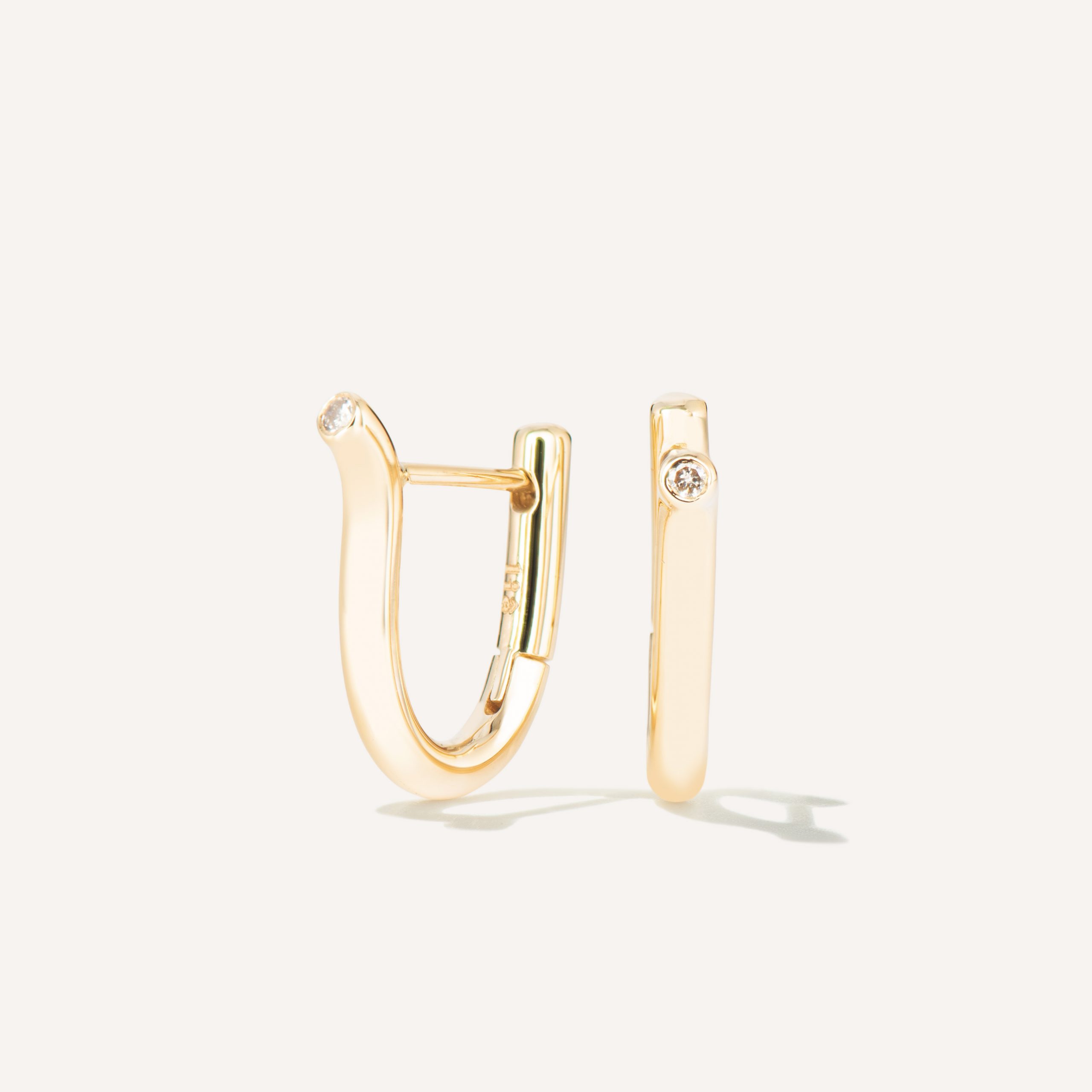 Brinco minimalista delicado feito a mão em ouro 18k em forma de V com diamante na ponta