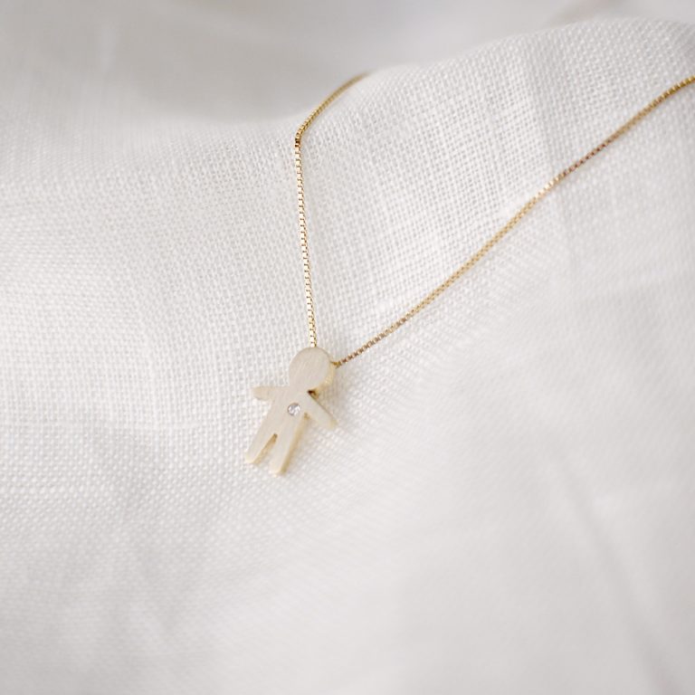 pingente minimalista representando filho feito a mão em ouro 18k com diamante