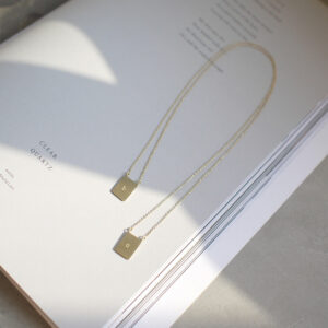 Colar escapulário com duas placas de gravação personalizável feitas a mão em ouro 18k