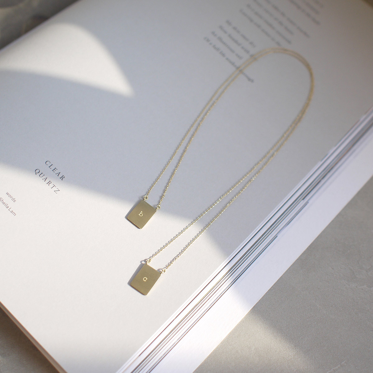 Colar escapulário com duas placas de gravação personalizável feitas a mão em ouro 18k