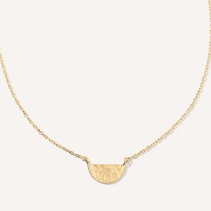 colar minimalista feito à mão em ouro 18k com meia lua martelada