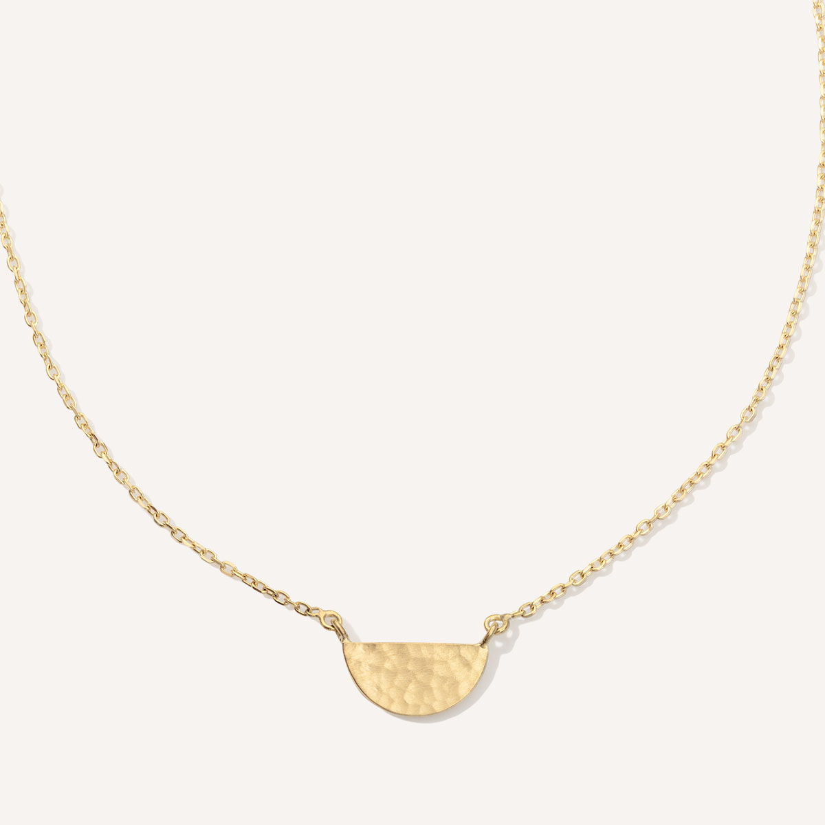 colar minimalista feito à mão em ouro 18k com meia lua martelada
