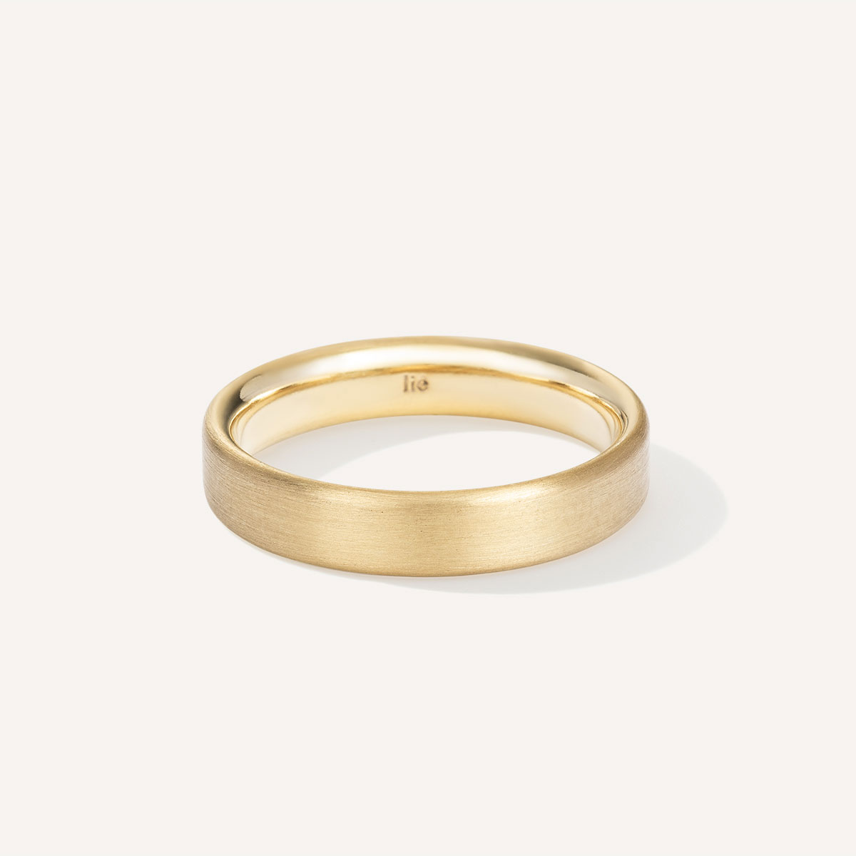 Aliança de casamento feita a mão em ouro 18k arredondada minimalista