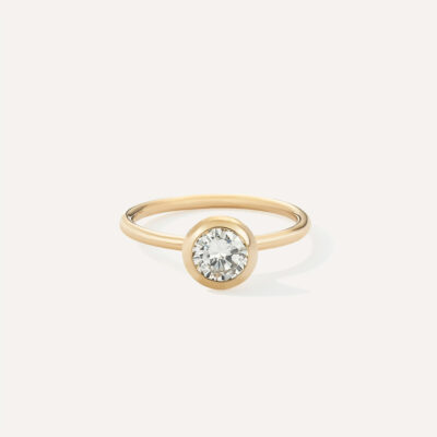 anel de noivado em ouro 18k e diamante minimalista e feito à mão sobre fundo branco
