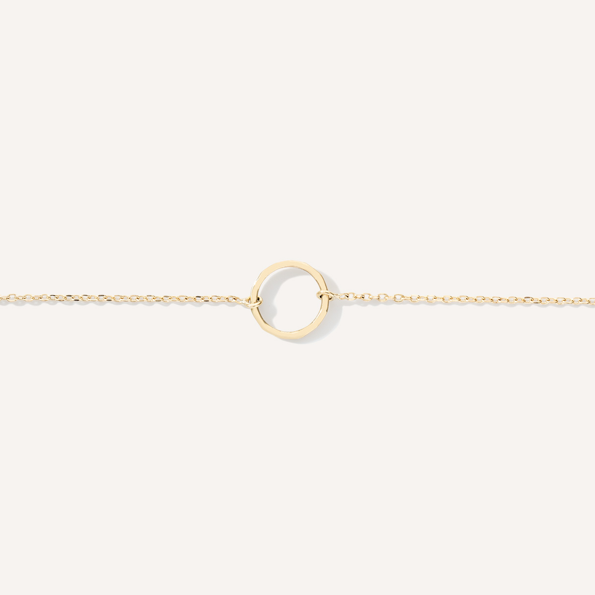 Pulseira minimalista e delicada feita a mão em ouro 18k com circulo