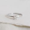 Anel solitário minimalista com diamante em ouro 18k sobre fundo branco