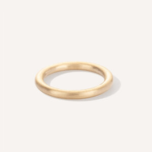 Aliança de aro redondo 2,4mm minimalista feita a mão em ouro 18k para casamentos sobre fundo branco