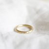 Aliança de aro redondo 2,4mm minimalista feita a mão com diamantes em ouro 18k para casamentos
