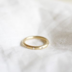 Aliança de aro redondo 2,4mm minimalista feita a mão com diamantes em ouro 18k para casamentos