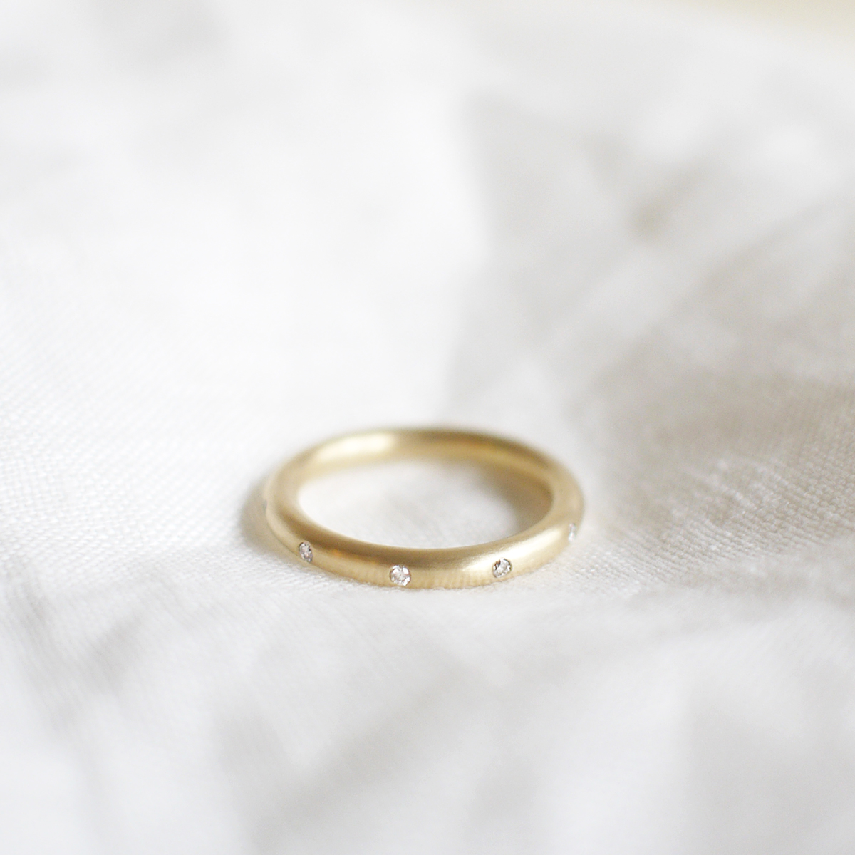 Aliança de aro redondo 2,4mm minimalista feita a mão com diamantes em ouro 18k para casamentos