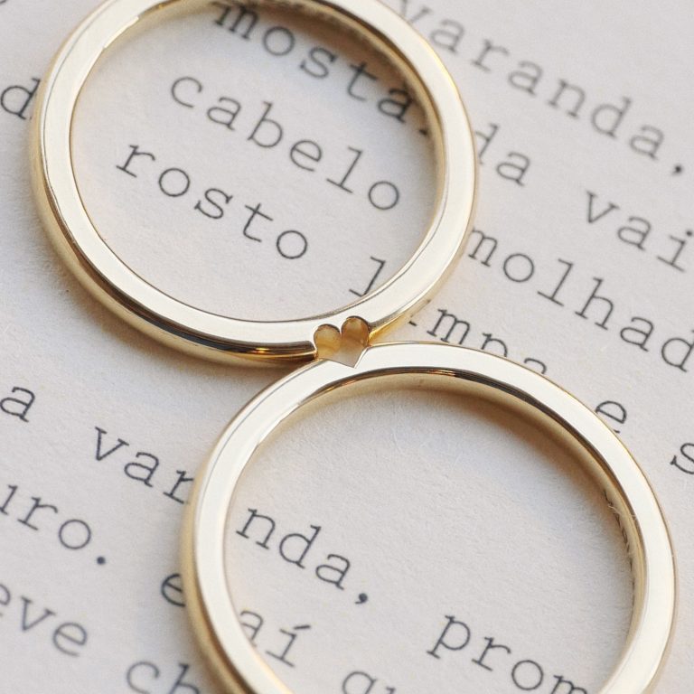 par alianças de casamento feitas à mão em ouro 18k que o par forma um coração