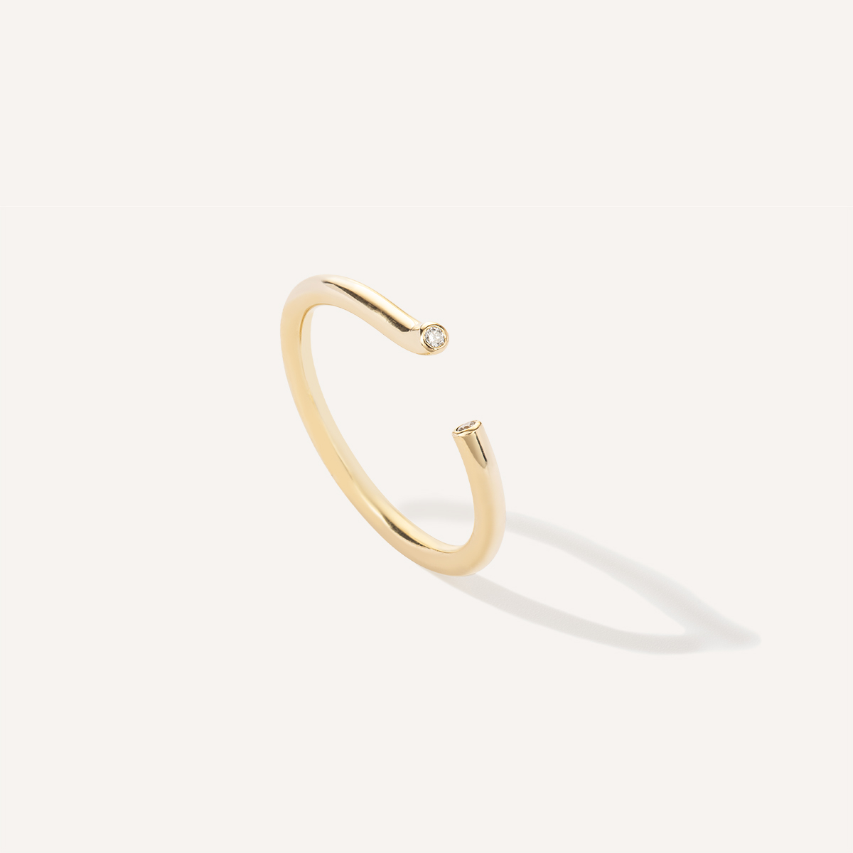 Anel aberto minimalista com dois diamantes nas extremidades feito a mão em ouro 18k