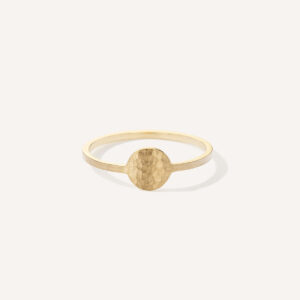 Anel minimalista feito a mão em ouro 18k com círculo martelado na frente