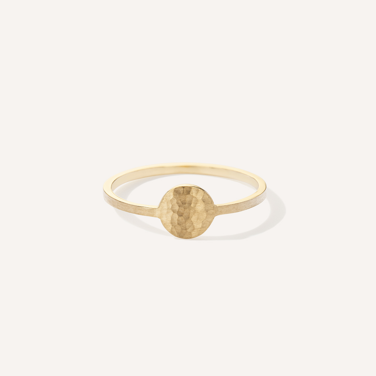 Anel minimalista feito a mão em ouro 18k com círculo martelado na frente