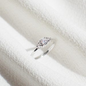 Anel de noivado em ouro 18k com diamante de 18p minimalista feito a mão