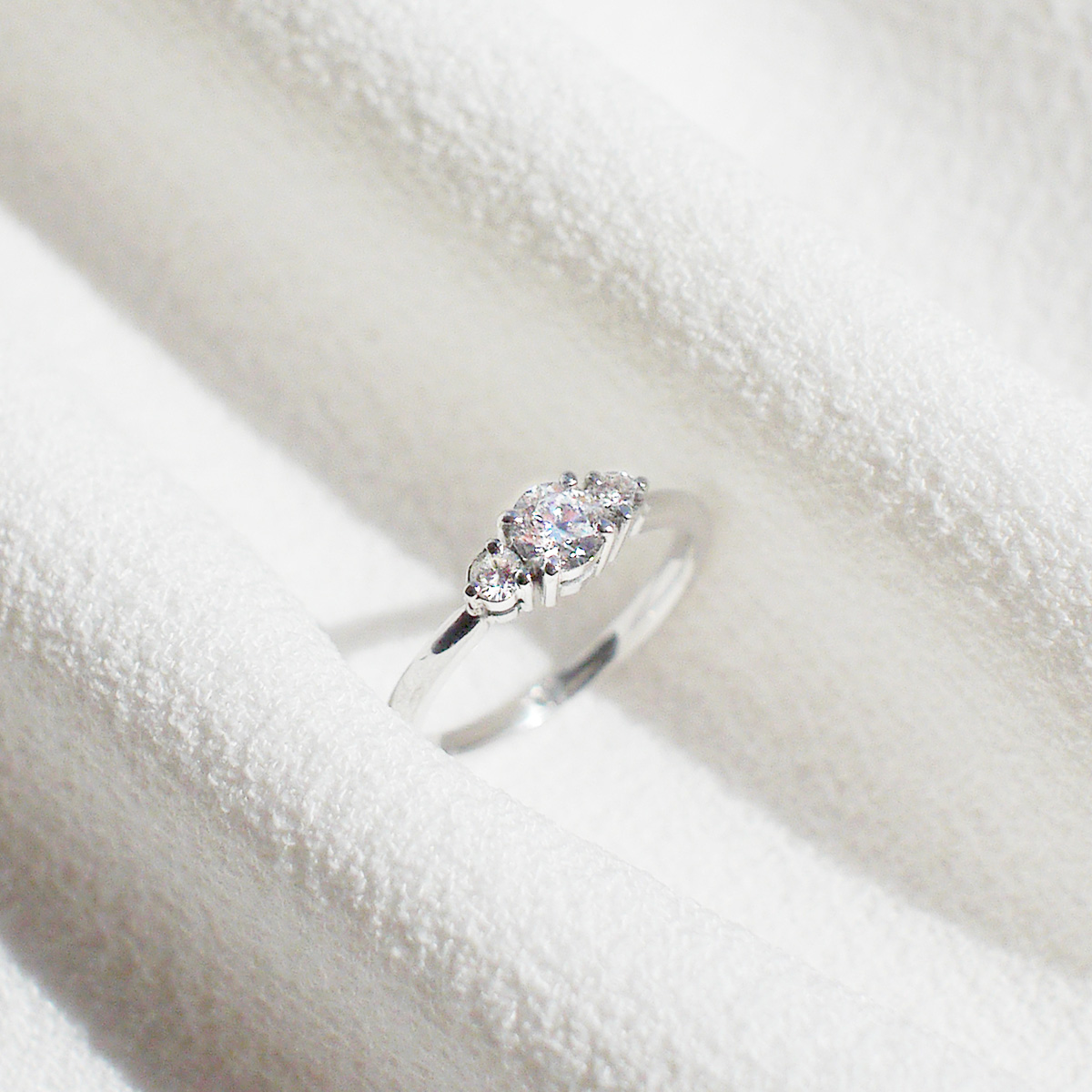Anel de noivado em ouro 18k com diamante de 18p minimalista feito a mão