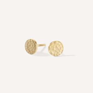 Brinco minimalista de formato circular feito a mão com um disco de ouro 18k martelado