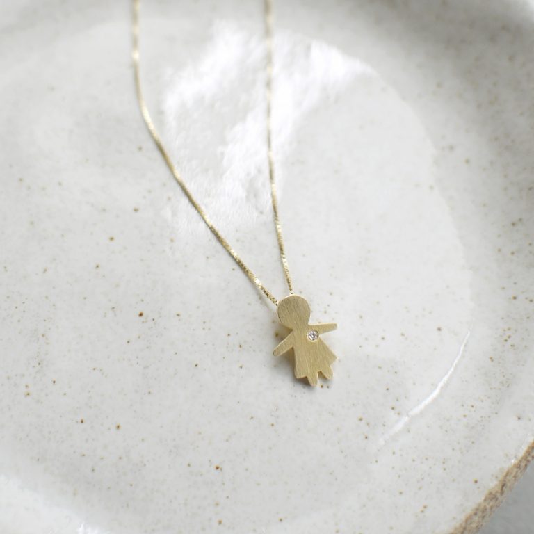 colar minimalista representando filha feito a mão em ouro 18k com diamante